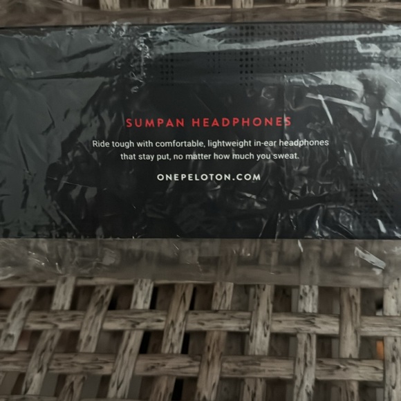 New in box Pelotonoton x Urbanears Sumpan Headphones - Picture 2 of 2